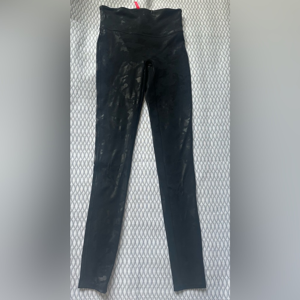 Spanx Black Camo Faux Leather Leggins Size Small